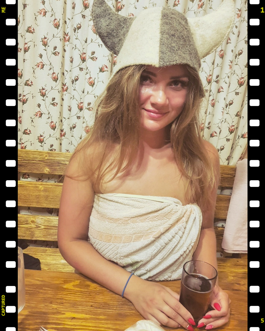 Марина из Брянска пьет холодное пиво после парилки. Фото из соцсетей