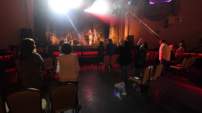 Социально-дистанцированный концерт Bishop Gunn