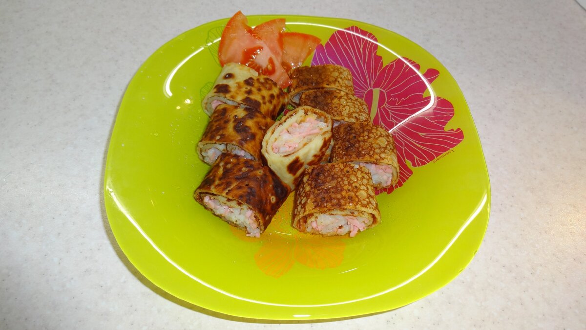 Блины кружевные, пышные, с хрустящей корочкой и начинкой из риса с колбасой. Подавать со сметаной или растопленным сливочным маслом. Вкусны они и на другой день – подогретые или слегка запечённые. Ингредиенты:
- дрожжи хлебопекарные сухие активные «Саф-Левюр» 6 г
- мука пшеничная высший сорт или «Экстра» 400 г
- вода кипячёная (комнатной температуры) 500 мл
- молоко 2,5% 700 мл
- соль мелкая «Экстра» 5 г (1 чайная ложка без горки)
- сахар 100 г
- яйца 2 шт.
- рафинированное растительное масло 10 мл
- масло растительное для жарки
- варёная колбаса 250 г
- рис белый круглозёрный 100 г
- сыр твёрдый 50 г
