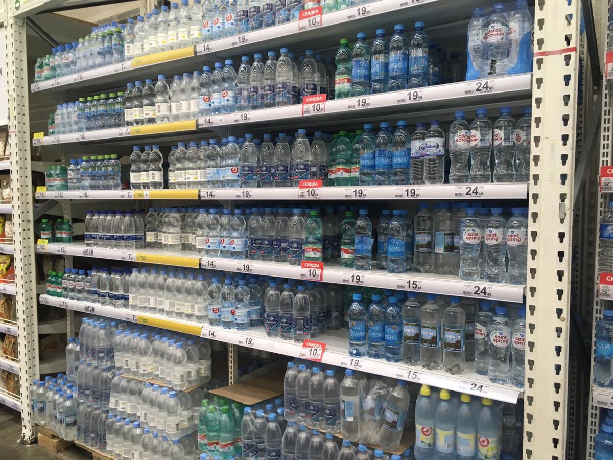 Полки с водой