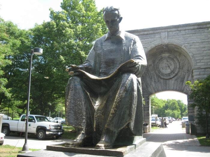 Памятник в США около Ниагарского водопада