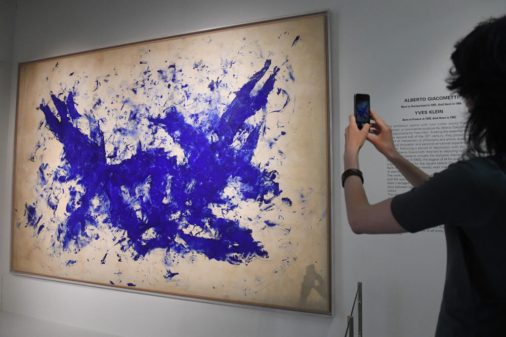 Картина Ива Кляйна из серии "Антропометрия", 1960 год. Фото: Кирилл Каллиников/РИА Новости