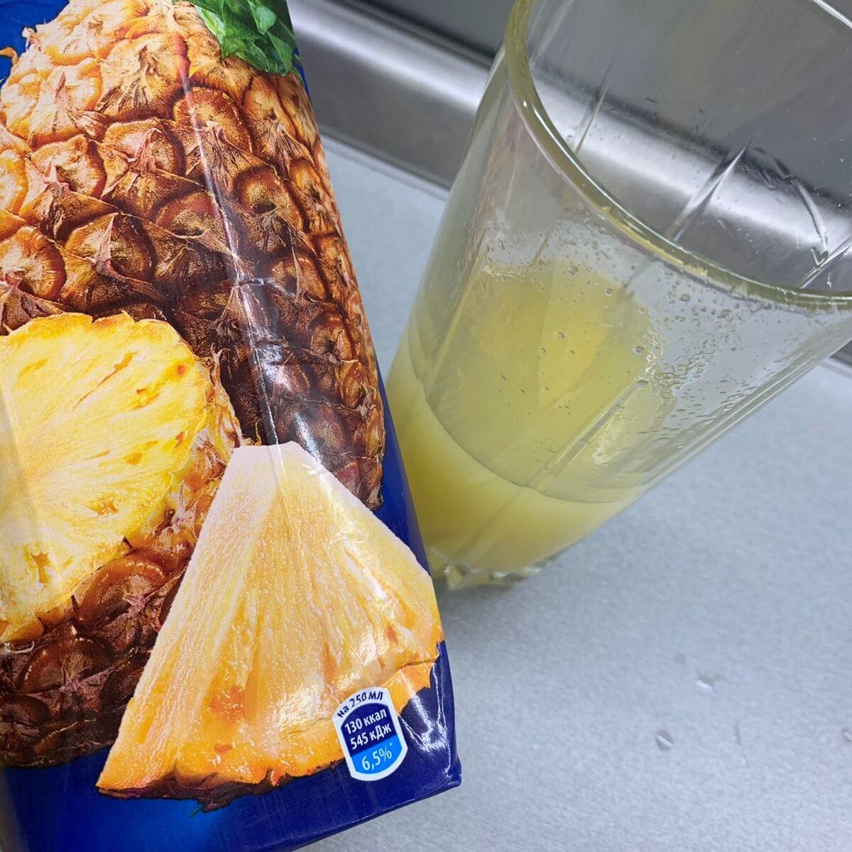 Продукт обладает антигистаминным действием, а также способен снижать уровень холестерина в крови. Благодаря этому уменьшается риск развития сердечно-сосудистых заболеваний. В народной медицине получили широкое использование примочки с ананасовым соком при лечении растяжений и травм. Это обусловлено противоотечной функцией продукта, а также его ярко выраженным обезболивающим действием.
Сок помогает уменьшить симптомы укачивания при длительных перелетах и поездак.
Доказаны антибиотические свойства продукта, что позволяет применять его при простудных заболеваниях.
Также, помимо общих вышеперечисленных положительных свойств, ананасовый сок несет уникальную пользу для представителей обеих полов.