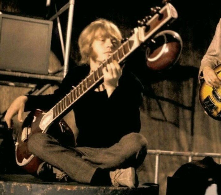 Брайан Джонс с ситаром на одном из выступлений группы на ТВ в 1966 году