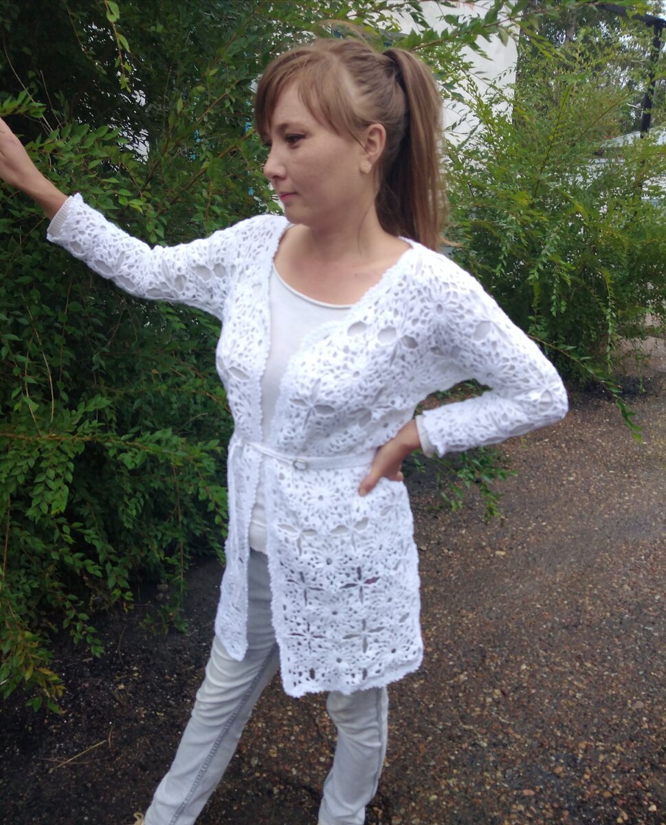 Связан ажурными квадратными мотивами