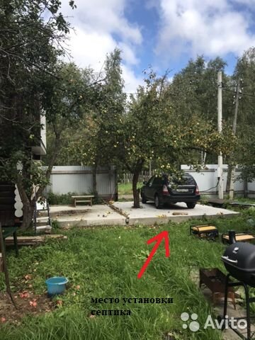 В моем случае я выбрал место для септика возле бетонного заезда на участок недалеко от дома