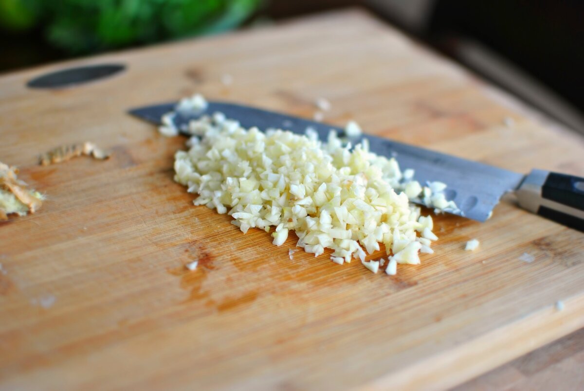 чищу и измельчаю чеснок.