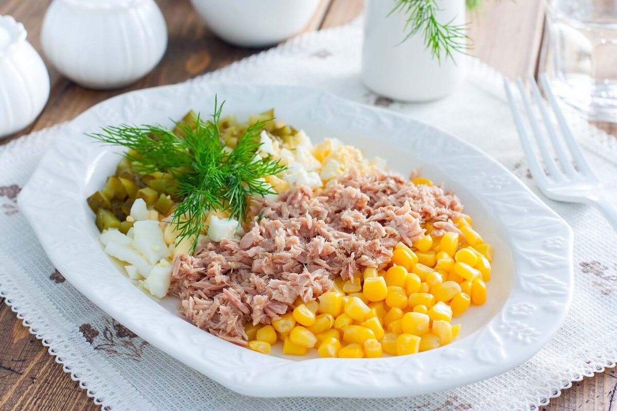 Нежный салат с кукурузой, скумбрией и соленым огурчиком | ВКУСНЯХА | Дзен