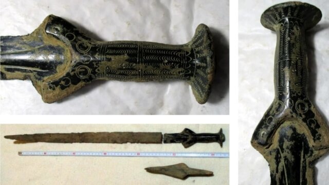 
Чешский грибник обнаружил меч возрастом 3300 лет — археологи уже начали готовиться к раскопкам. Местный житель нашел меч в лесу у города Есеницко в Северной Моравии, когда занимался сбором грибов.© Ethnographic Museum of Jesenicko
По его словам, он обнаружил кусок металла, который торчал из камней. Позже он нашел на этом месте бронзовый топор. Археологи изучили указанное место и выяснили, что меч и топор датируются 1300 годом до нашей эры — они похожи на оружие, использовавшееся в районе современной Северной Германии.По словам главы археологического отдела Силезского музея Иржи Ючелка, у меча восьмиугольная рукоятка — и это второй подобный меч, обнаруженный в этом регионе. При этом ученые были удивлены, узнав про находку, эти места в указанный период были мало населены.К тому же, в те времена мечи были достаточно дорогими — они делались путем плавки металла до жидкого состояния и помещения его в форму. По словам Ючелка, качество найденного меча было невысоким, рентген показал наличие внутри множества пузырей. Скорее всего, орудие не использовалось в бою.В дальнейшем на этом месте проведут раскопки, а меч после всех экспертиз будет выставляться в Этнографическом музее Есеницко и Силезском музее.
