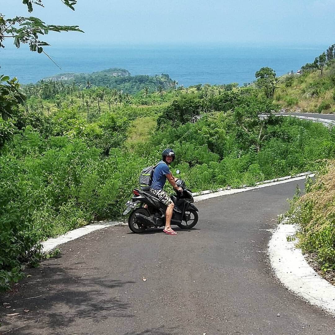 По пути на пляж Атух. Всего я накатал по Индонезии около 1200 км 