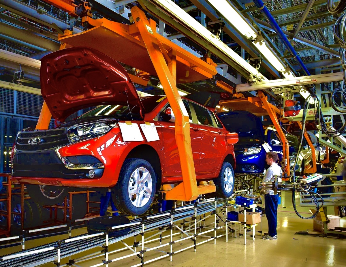 Лада Веста на конвейере производства 