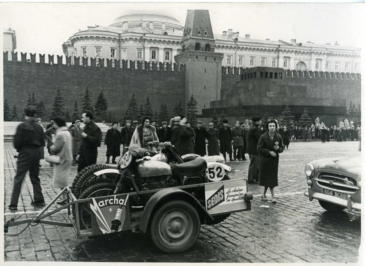 Из моей личной коллекции. Фоторафии: иностранные автомобили на фоне  мавзолея Ленина-Сталина | Inside_view | Дзен