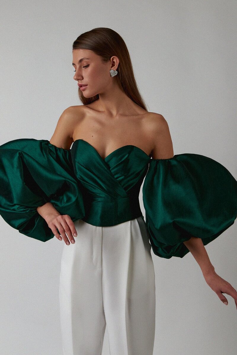 Топ LN Family, 11 500 руб. Источник фото - https://www.ln-family.com/shop/bluzy_i_topy/top_teatr_s_42_izumrudnyy/