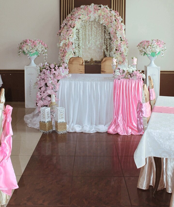 Арка на колонная свадебная бело-розовая