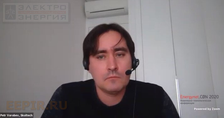 Свои предложения по оптимальному управлению системами накопления представил «Сколковский институт науки и технологий». Заместитель директора Центра энергетических технологий Петр Воробьев предложил к обсуждению результаты исследований, проведенных им в соавторстве с научным сотрудником Тимуром Сайфутдиновым. Они касаются оптимизации параметров системы на примере графика зависимости деградации от числа циклов при различных глубинах циркуляции. Вывод, который делают авторы исследований: намеренное завышение размера накопительной батареи на начальном этапе при одновременном неглубоком циклировании технологически представляется наиболее оптимальным с точки зрения продления ее жизненного цикла. В работе рассматриваются два возможных сценария подбора батареи при реализации задачи сглаживания пиковой нагрузки — один и два пика в день при высоте пика 7 МВт и полной энергии 17 МВт/часов.