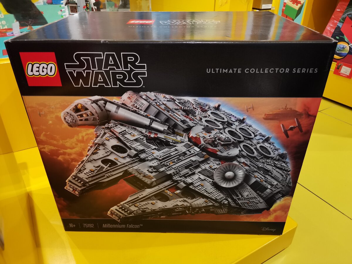 Космолёт LEGO Star Wars «Сокол Тысячелетия» (листать вправо).