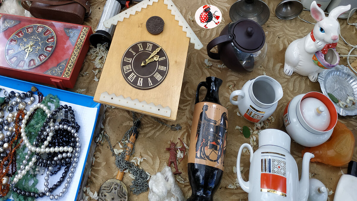 Глиняная ваза в греческом стиле с колесницей и лошадьми 