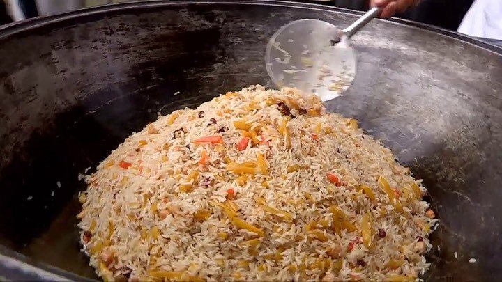 Плов в чугунном узбекском казане