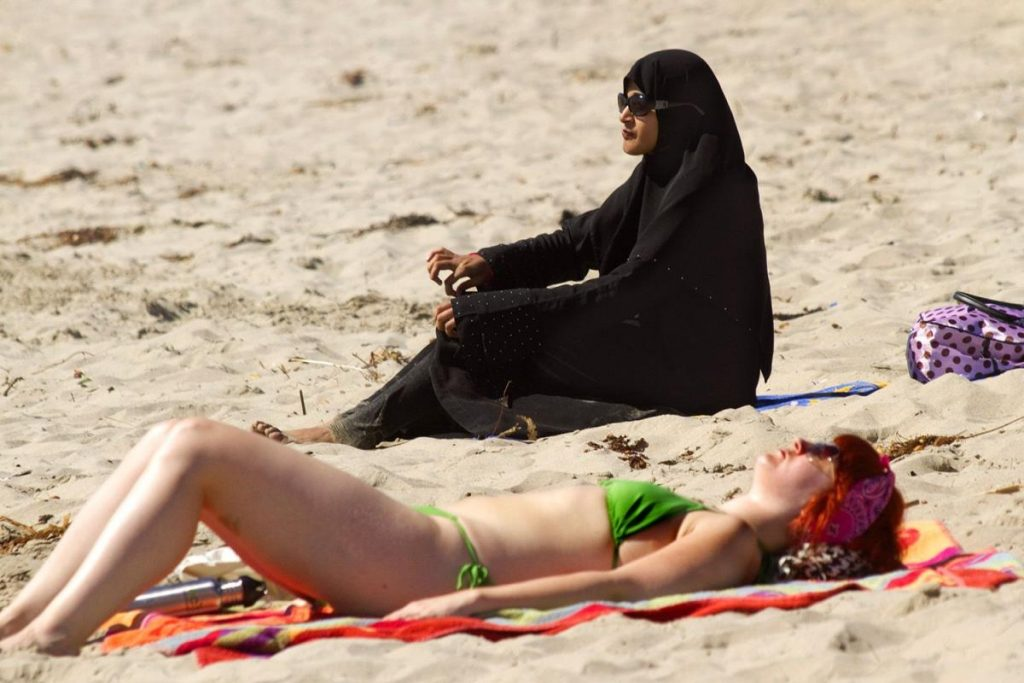 Под паранджой. Буркини Египет. Буркини мусульманский. Буркини ноги. Мусульманки на пляже в купальнике.