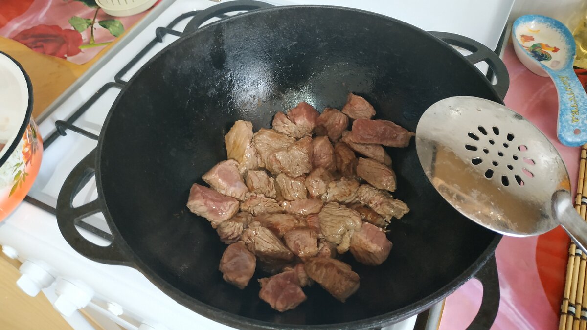 Обжариваем мясо.