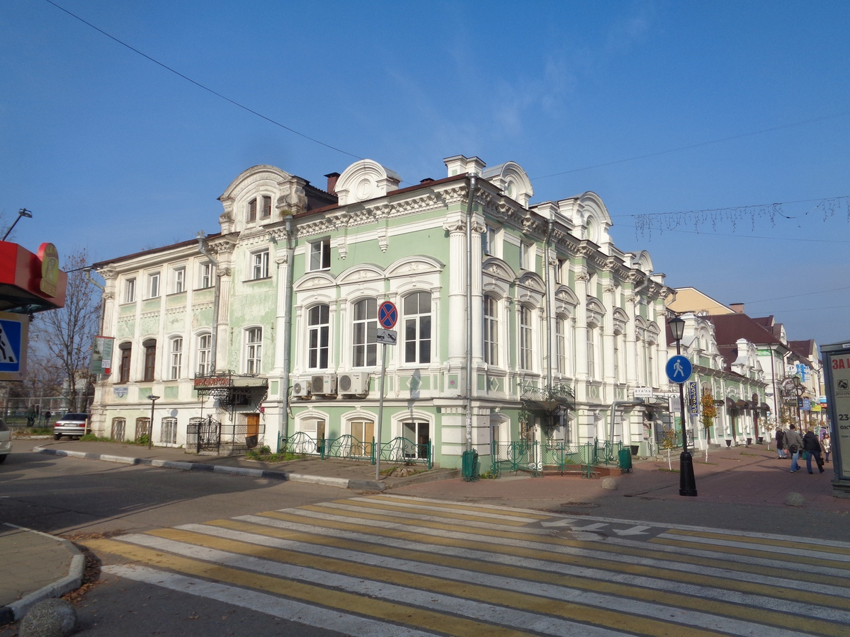 Трехсвятская ул.
