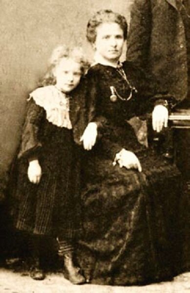 Изабелла Юрьева в детстве с матерью