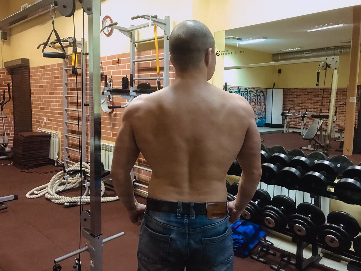 Накаченная спина в зале