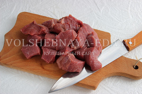 Запанировала кусочки в небольшом количестве муки и сразу же отправила на раскаленную сковороду с растительным маслом. Мука здесь играет сразу две роли. Во-первых, она обволакивает каждый кусочек, за счет чего при жарке они приобретут уверенную корочку. А во-вторых, мука загустит соус.