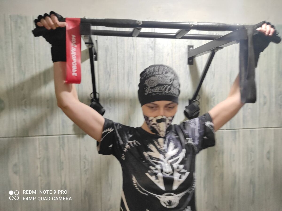 Здесь две резинки одной упругости(из набора и вторую мне дали в подарок в известном интернетмагазине..спасибо им)