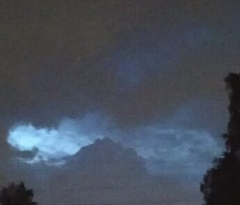 Часть 2 
Тяжелый год. Настал в деревне голод,
Измотанные люди так и мрут,
Пока есть день, все ж прогоняем холод,
А ночь врагу. Костры нигде не жгут.

Земля пуста, и враг о том узнает,
Пехота на деревню забрела,
Кто был слабей, тот землю покидает,
«живучих» в плен. Дорога не легка.

Маришка, Лиза, Санька, все здесь, живы!
Из взрослых только были старики.
Остался Сашкин дед возле могилы,
Жены своей «зарытой» у реки.

Семь человек шли по дороге пыльной,
Кто спотыкался, битый и в крови,
Вновь поднимались, находили силы,
Ещё не знали, для чего вели.

С других селений прибавлялись люди,
Война застала каждого врасплох,
И каждый знал, что дальше с ними будет,
Контузило Санька, почти оглох.

Погиб пацан! Побег решил устроить,
Ему кричали - стой! Назад, вернись!
Враги не ждут, а выстрел много стоит,
Вот очередь. Душа взметнулась ввысь…

Дурак – смельчак! А стадом это выход?
Не знаешь, доведут ли до конца,
Он молодой, душа всегда открыта,
Увидел враг, увы, не подлеца!

Тяжелый год. Работа на безумцев,
Которые губили мир живых,
Кто был смелей, способный огрызнуться,
В овраге у колючки вдруг затих.

***
Тянулась ночь. По телу холод дрожью,
Маришка, слушай, может, убежим?
Нет, Лиза, убежать от них не сможем,
Подумала? Убитые лежим.

Живые люди! Неужели сгинуть,
В работе на зверей трусливых, здесь,
Уж лучше, как Сашок – герой, погибнуть,
Подумай! Знаю, может выход есть.

Рассвет застал, от лагеря в ста метрах,
Под проволокой вылезли в ночи,
Беги Маришка, дальше, где их нету,
Беги без остановок и молчи.

Все! Не могу, устала, ноги стонут,
Нескоро может, хватятся детей?
Беги, беги, догнать ещё нас могут,
А побегут? Оставят ли людей?

Лесная глушь приютом не надолго,
Куда идти, еще не видан путь,
Судьба дала нам выход, хоть и колкий,
Назад уже никак не повернуть.

Брели весь день, из леса к полю вышли,
Аэродром какой-то, может наш?
Два самолета, пушка и прикрыты,
Где, кто живой? Пилоты, экипаж?

Окопный штаб, где русские солдаты,
Тепло их приняли, за стол и на покой,
Теперь солдаты вы! Смеялись все ребята,
Нет тишины, война тому виной…