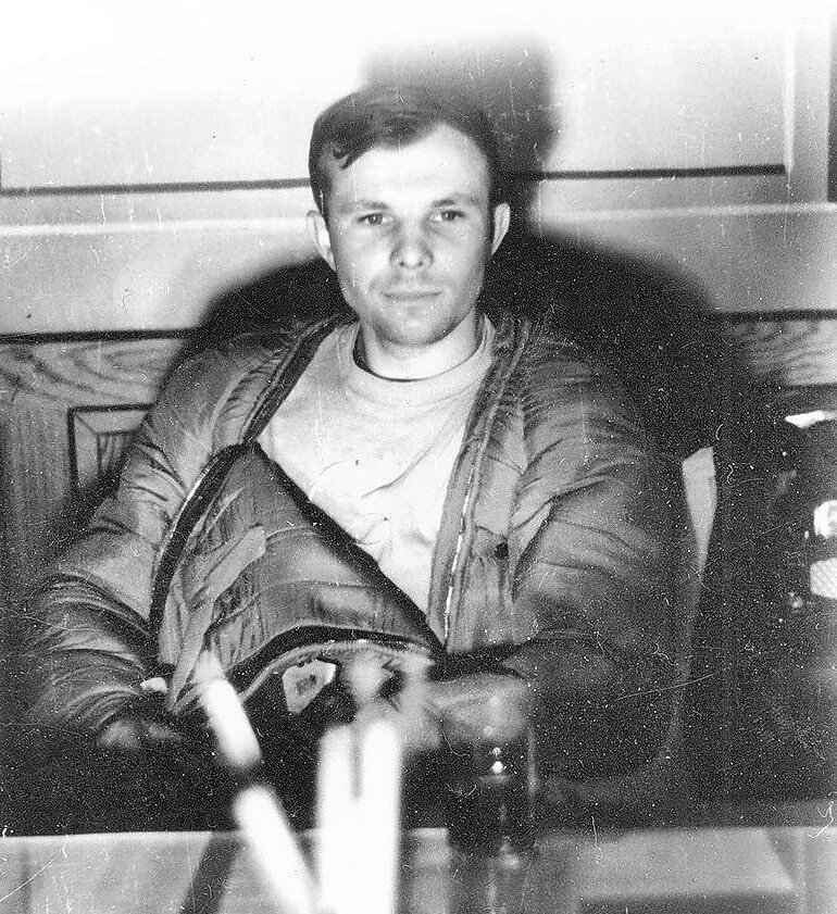 Спустя несколько часов после приземления. Был старшим лейтенантом, стал майором.