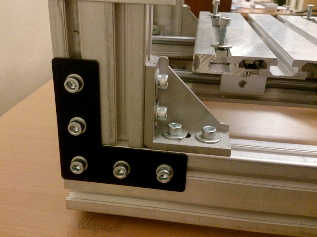 Вертикальные стойки крепятся с трёх сторон