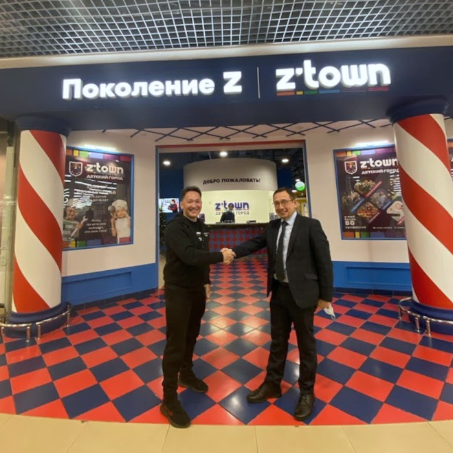 Гендиректор детского комплекса Z.TOWN Булат Шакиров и исполнительный директор АПИ Сергей Никитин 