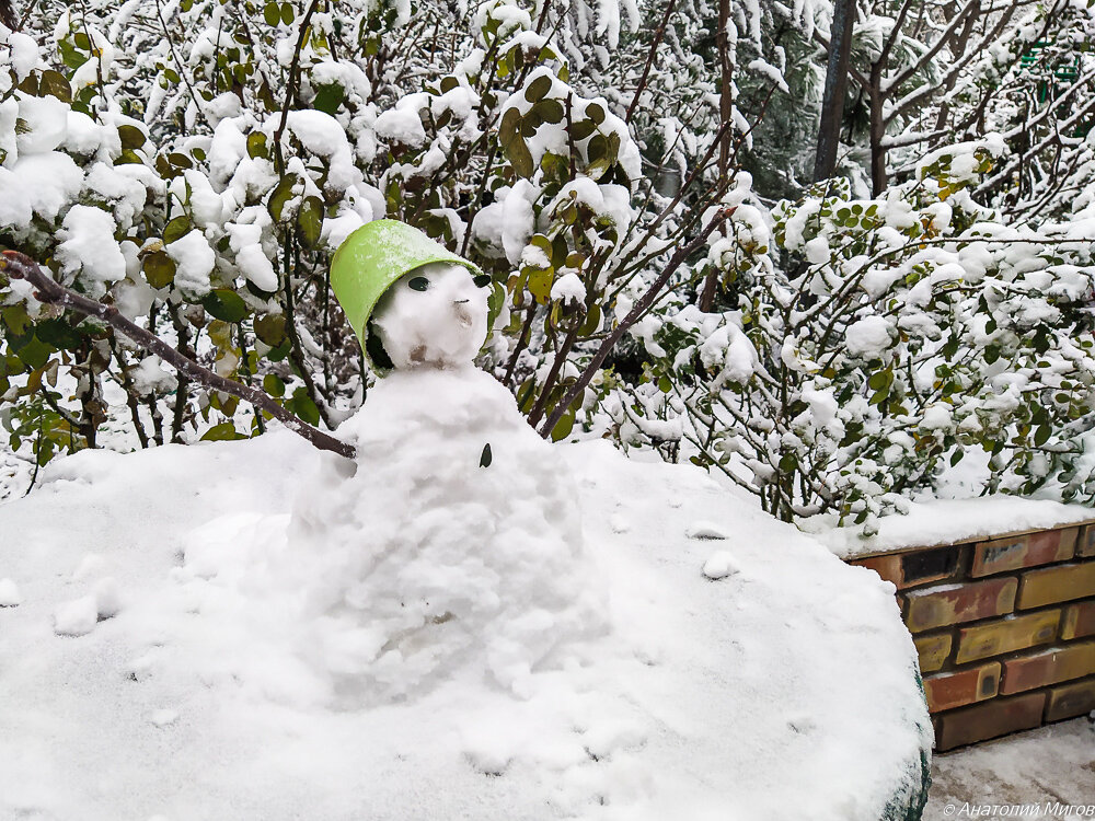 На фото: старокрымский снеговик.