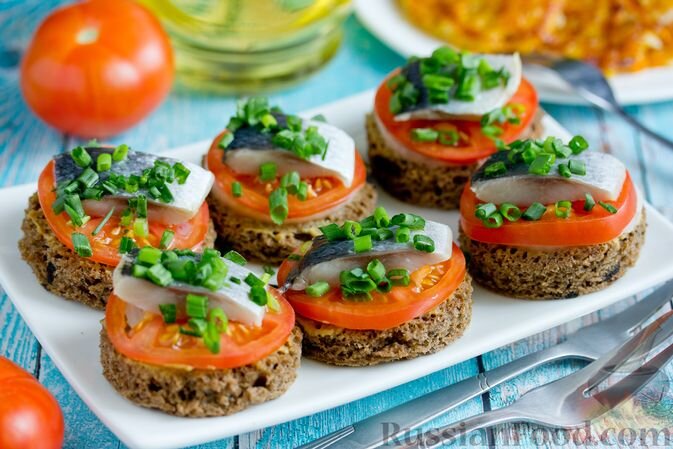 В холодильнике остался со шпротинкой бутерброд. В холодильнике остался со шпротинкой бутерброд. Кот бутерброд. Бутерброд со шпротами и огурцом. В холодильнике остался со шпротинкой бутерброд.