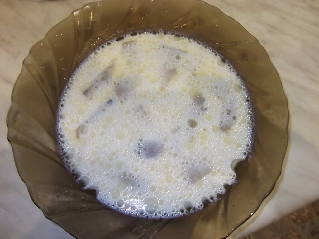 Залил селёдку молоком и отмочил 1,5 часа. В это время отварил картофель.