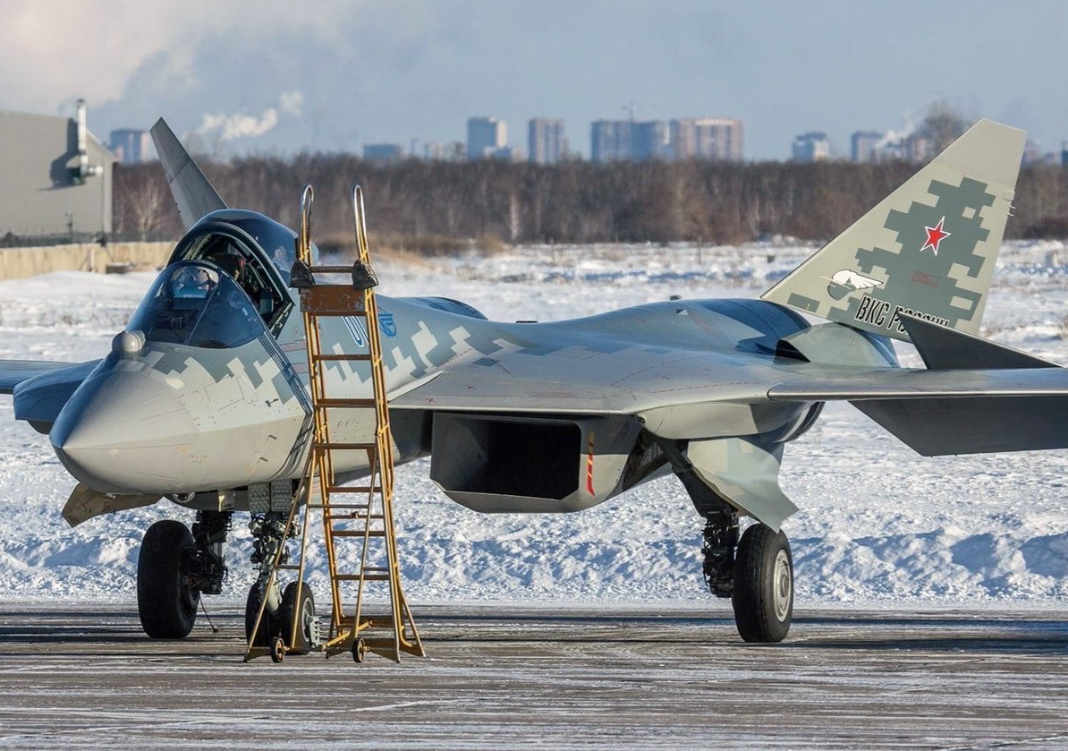 Первый серийный Су-57 с бортовым номером "01" в аэропорту "Толмачево"  