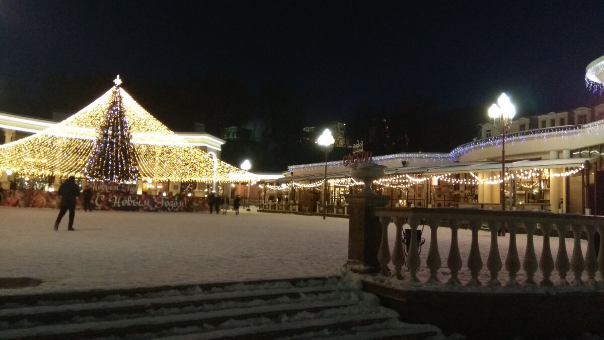 елка в кисловодске 2022. кисловодск на новогодние праздники. новогоднее меню в ресторанах москвы. ресторан золотой дракон кисловодск. кисловодск новый год ресторан.