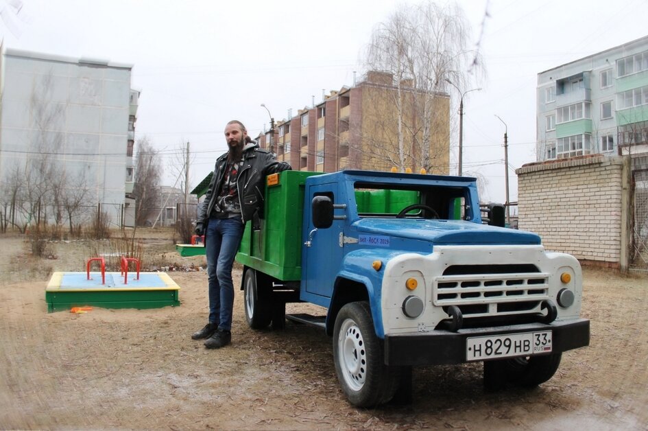 Эта копия грузовика International LoneStar сделана полностью из дерева