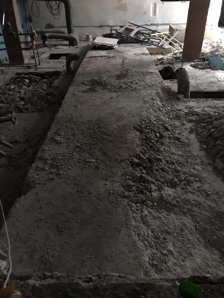 Начало работ по сносу бетонного фундамента