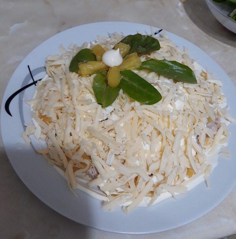 Как приготовить слоёный салат с курицей, ананасом, яйцом и сыром