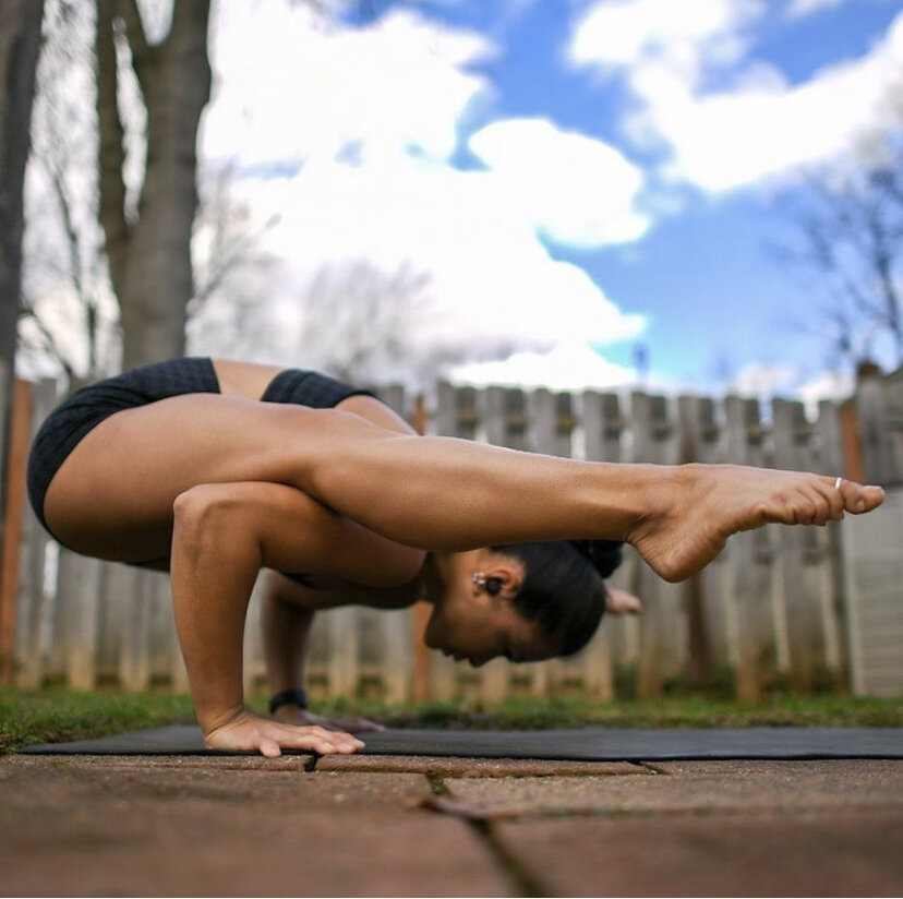 «Привычное положение тела» — это то положение тела, которое регулируется бессознательно, на уровне системы условных рефлексов, так называемых двигательным стереотипом. Человек имеет только одну, присущую только ему привычную осанку. Осанка обычно ассоциируется с выправкой, привычной позой, манерой держать себя. 
Осанка имеет прямую зависимость от текущего состояния человека, от его усталости и состояния.
