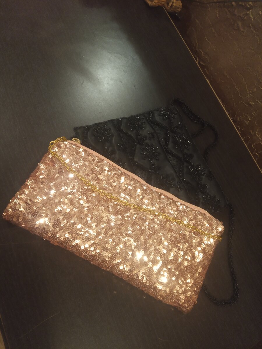 К ней в компанию на вылет похожая черная.