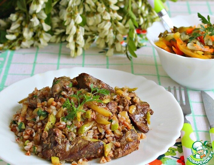 Вкусное, сочное, ароматное, насыщенное и быстрое блюдо из куриной печени, кабачков и гречки несомненно понравится многим! Идеально на ужин - за 20 минут готово практически диетическое, но вместе с тем сытное блюдо. Дачники, вам сюда - пробуем?