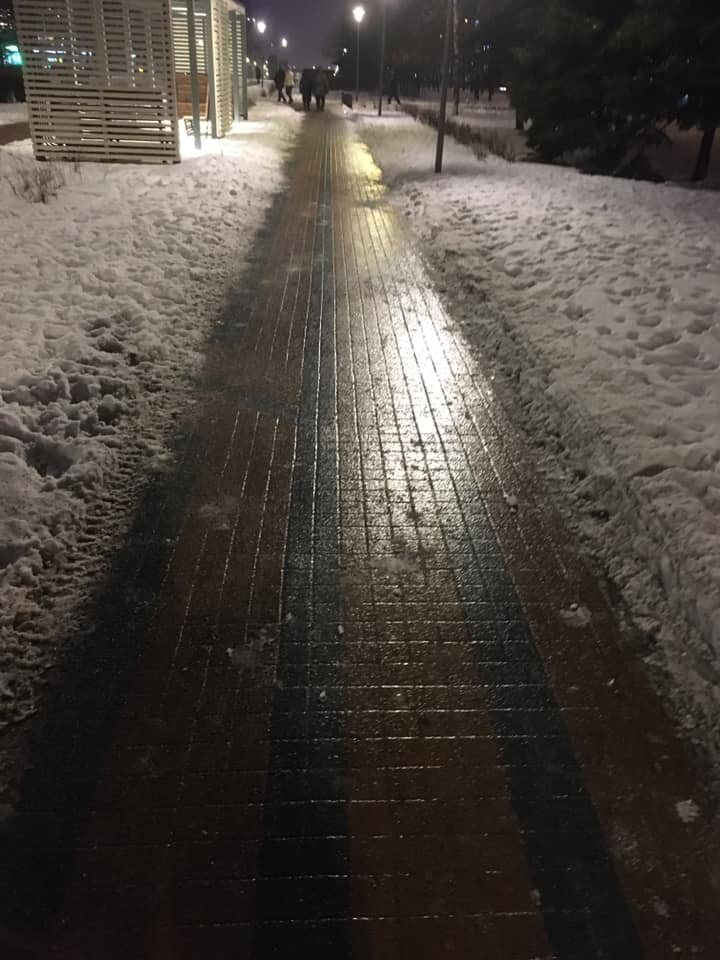 Дорожка в сквере на осеннем бульваре 