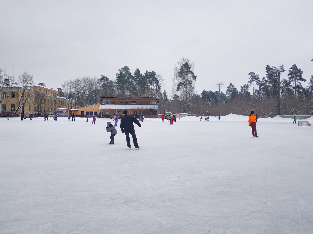 В Жуковском огромный каток - Стела, под открытым небом.