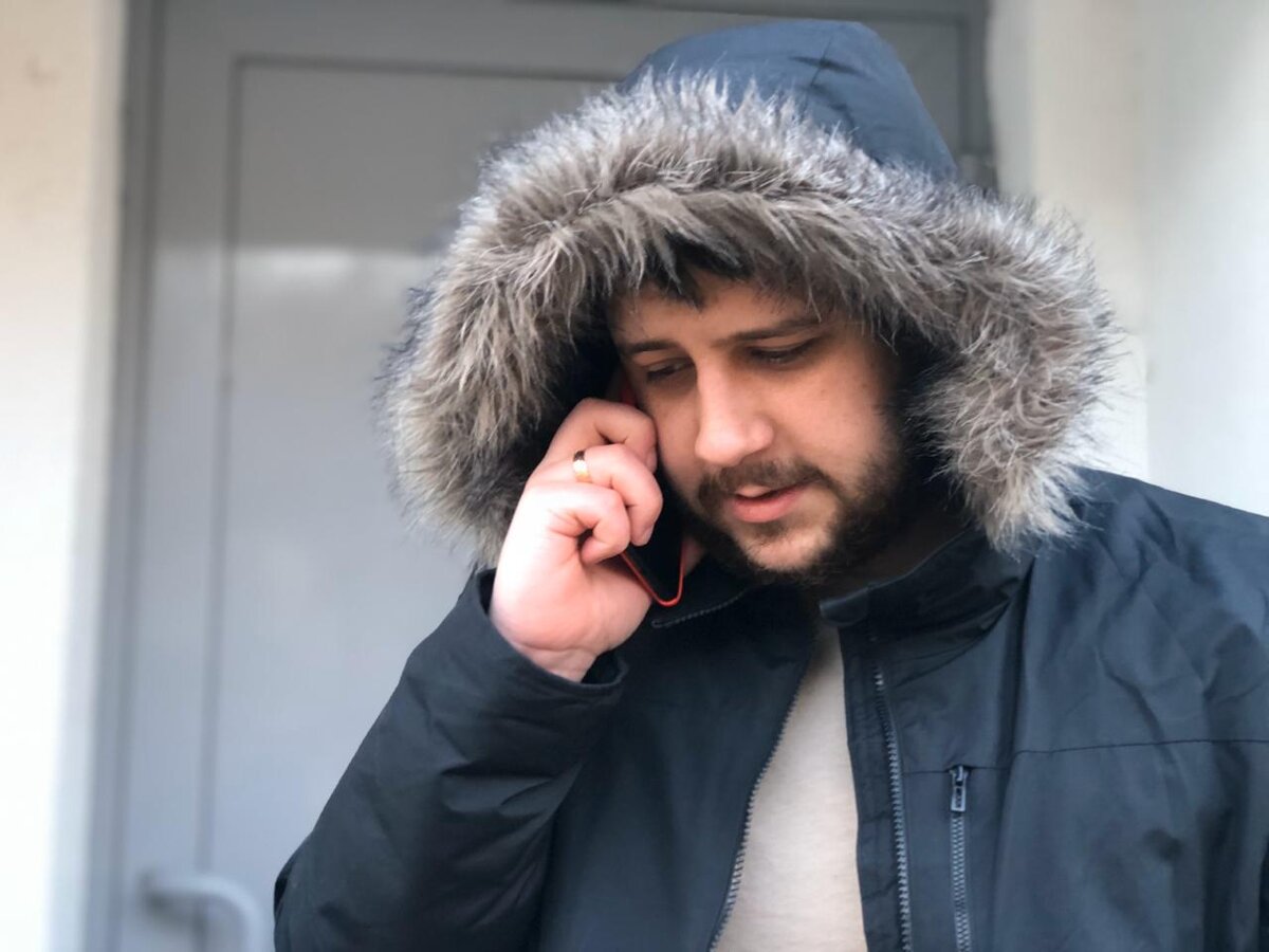 Разговариваю по поводу визы.