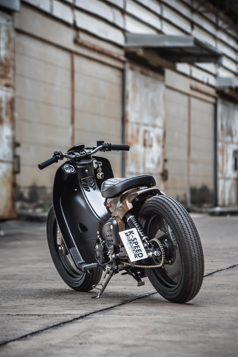 Кастом скутер. Honda super Cub кастом. Honda Cub Bobber. Honda super Cub caferacer. Honda super Cub Custom.