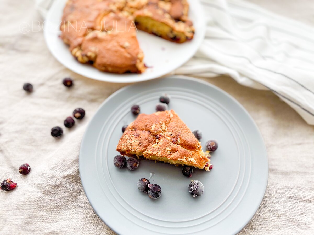 Пирог из замороженных ягод можно готовить с чем угодно (с любой ягодой)