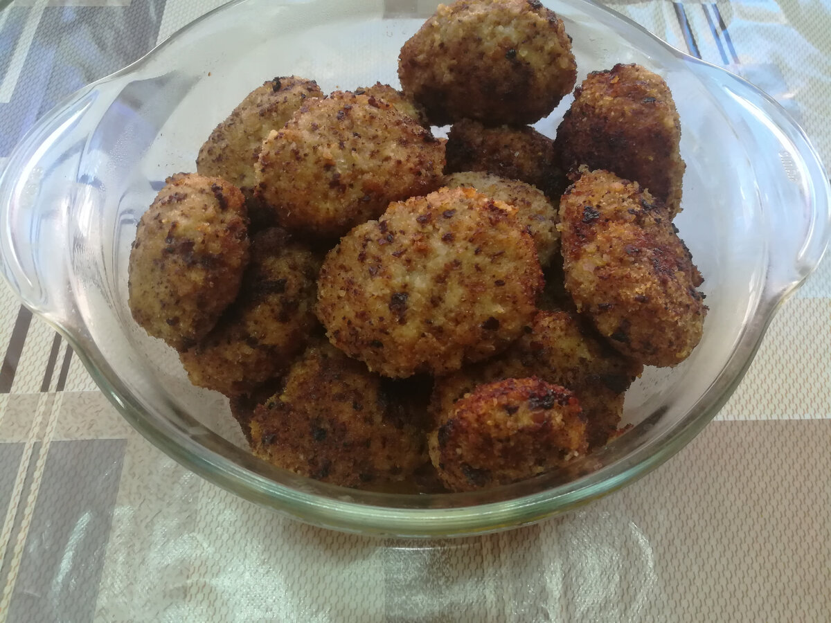 Мясные котлеты в панировочных сухарях мне нравятся больше, чем в муке